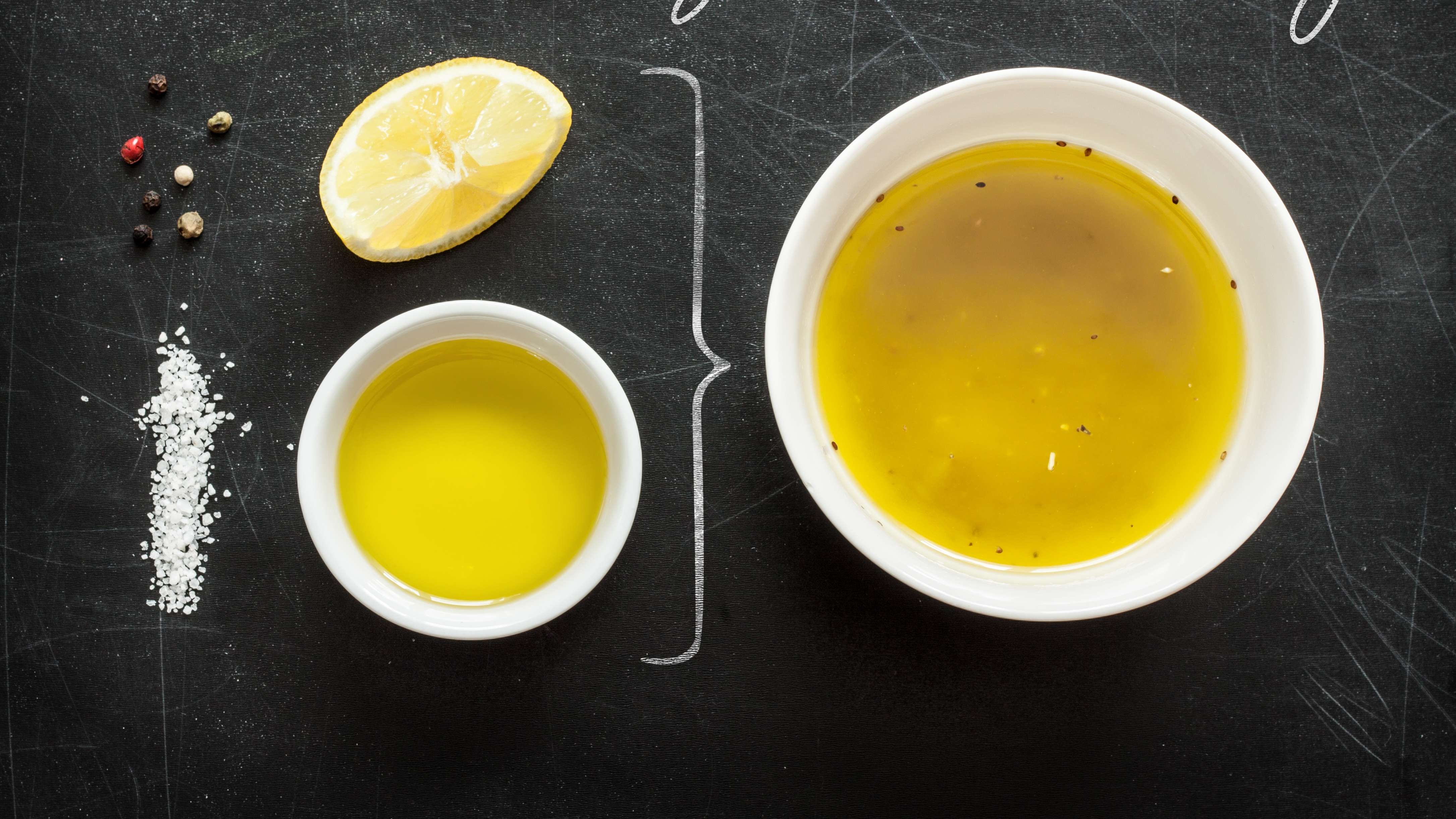 Заправка оливковое масло горчица. Лимонный соус. Соус из лимона. Соус миндальный с лимоном. Лимонная заправка.